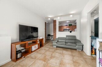 2 Colliston Rd, Unit 2B in Boston, MA - Foto de edificio - Building Photo