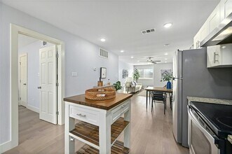 909 Reinli St, Unit 228 in Austin, TX - Foto de edificio - Building Photo