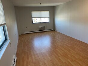 51 Schuyler Ave, Unit 7A in Stamford, CT - Foto de edificio - Building Photo