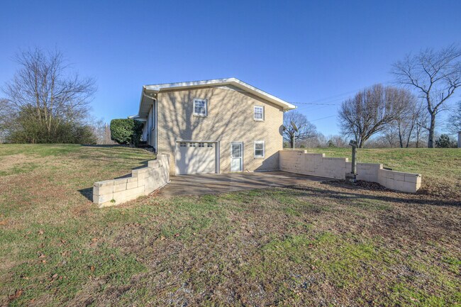 9404 Locust Creek Rd in Lyles, TN - Building Photo - Building Photo