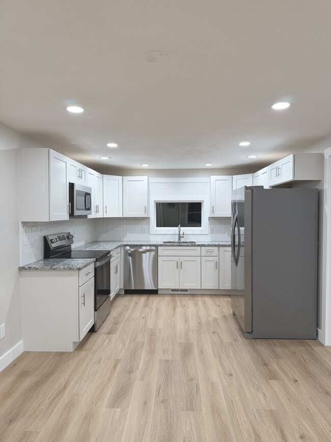 4 Stratton Ln, Unit A in Raymond, NH - Foto de edificio - Building Photo