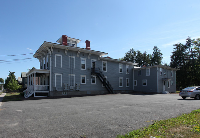 136 Conway St in Greenfield, MA - Foto de edificio - Building Photo