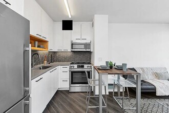 250 E Houston St, Unit 5A in New York, NY - Building Photo - Building Photo