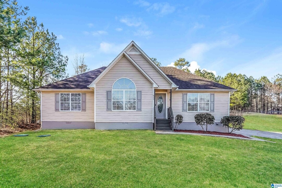 824 Deans Ferry Rd in Hayden, AL - Building Photo