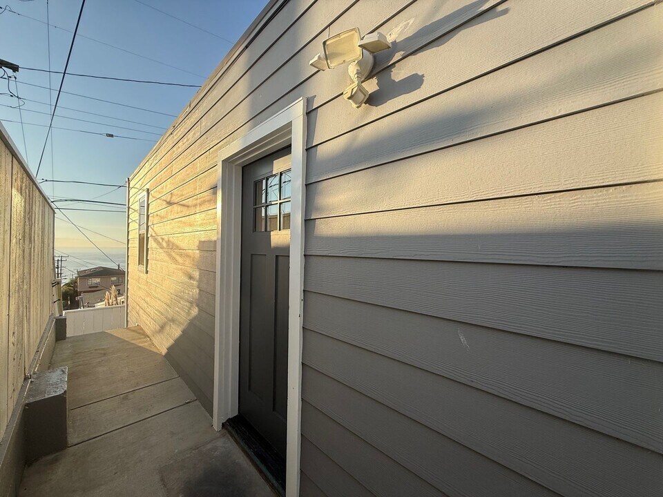 94 Clearview Dr-Unit -Cottage 1 in Daly City, CA - Building Photo