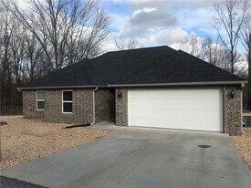 93 Kinloch Dr in Bella Vista, AR - Building Photo