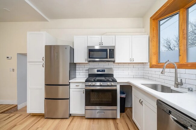 137 W 15th St-Unit -#G in Bayonne, NJ - Building Photo - Building Photo