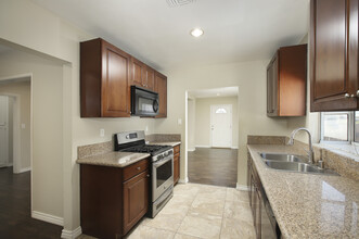 9726 Mercedes Ave in Arleta, CA - Building Photo - Building Photo