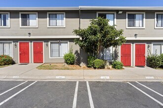 Terre at E Bradley in El Cajon, CA - Foto de edificio - Building Photo