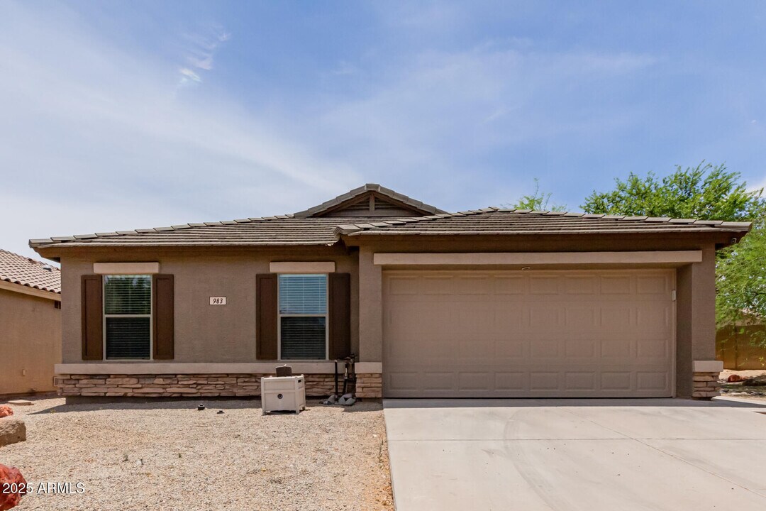 983 E Palomino Way in San Tan Valley, AZ - Building Photo