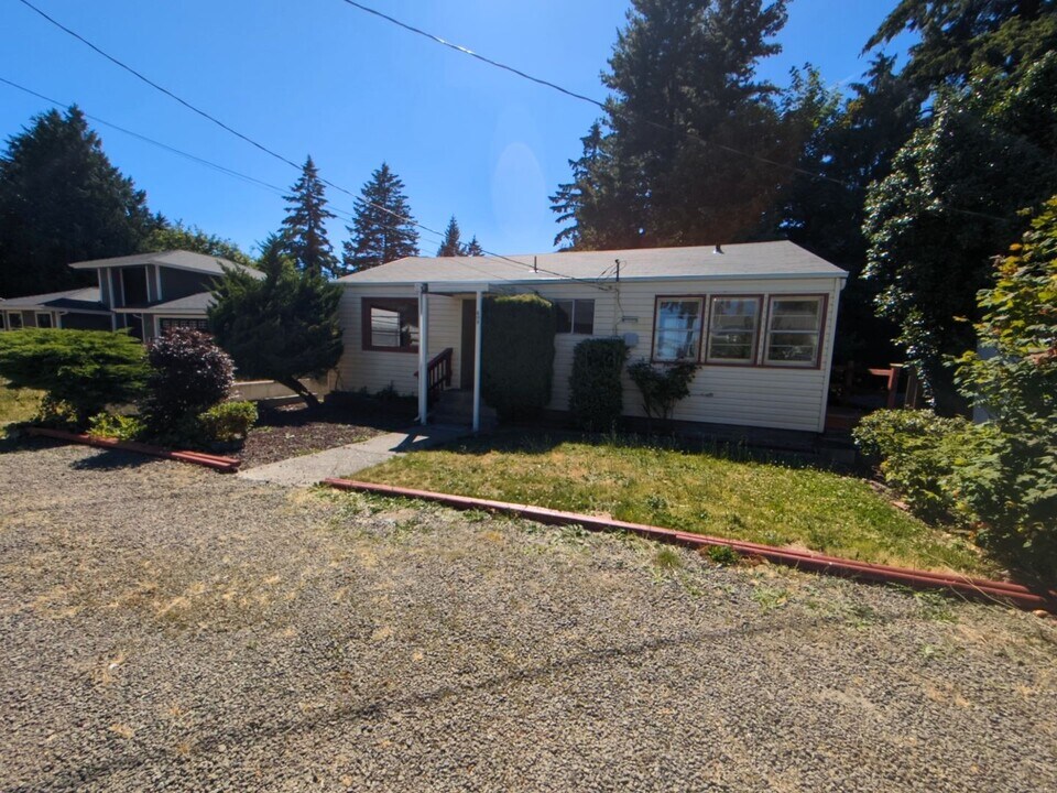 409 S Charleston Ave in Bremerton, WA - Building Photo