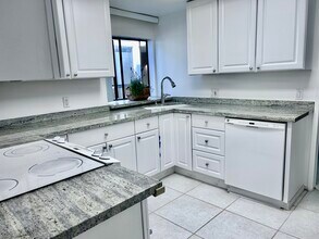 7550 Eads Ave, Unit 7550 Eads Avenue #203 in La Jolla, CA - Foto de edificio - Building Photo