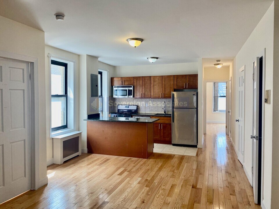 686 W 204th St in New York, NY - Building Photo