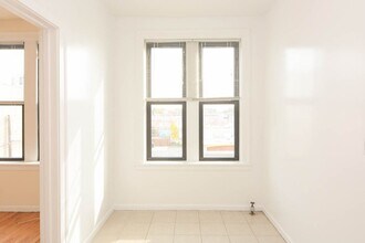 2704 N Sawyer Ave in Chicago, IL - Building Photo - Building Photo