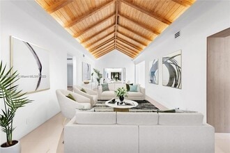 120 NE 49th St in Miami, FL - Foto de edificio - Building Photo