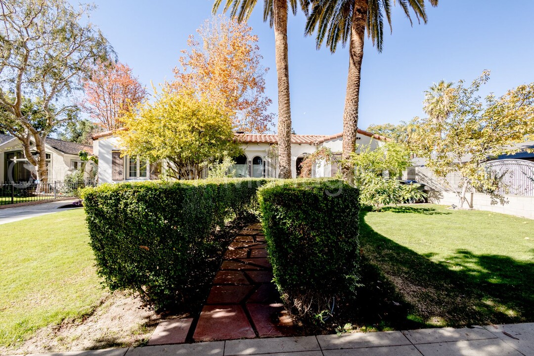 227 Oleander Ave in Bakersfield, CA - Building Photo