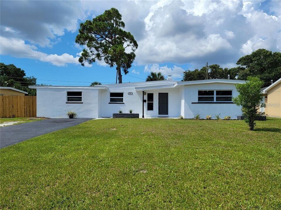 6267 Hampton Dr N in St. Petersburg, FL - Building Photo