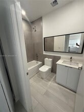 1091 E 17th St, Unit 301 in Hialeah, FL - Foto de edificio - Building Photo