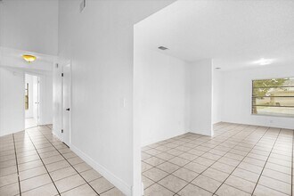 601 Tomlinson Terrace in Lake Mary, FL - Foto de edificio - Building Photo