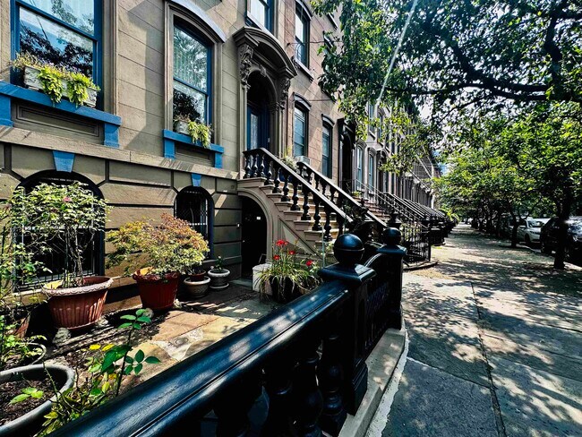 282 Montgomery St in Jersey City, NJ - Foto de edificio - Building Photo