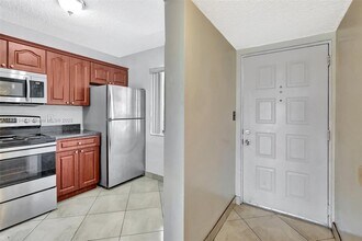8720 N Sherman Cir in Miramar, FL - Building Photo - Building Photo