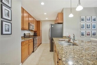 7972 Bristol Cir in Naples, FL - Foto de edificio - Building Photo