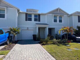 676 Salisbury Cir in Fort Pierce, FL - Building Photo