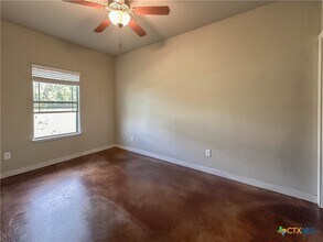 785 E Independence St in Giddings, TX - Foto de edificio - Building Photo