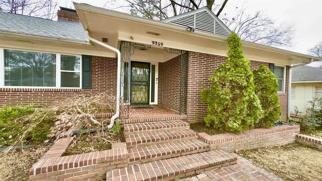 5209 Walnut Grove Rd in Memphis, TN - Building Photo - Building Photo