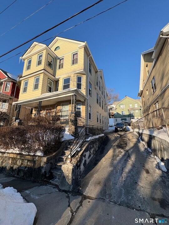 37 Eastwood Ave in Waterbury, CT - Foto de edificio