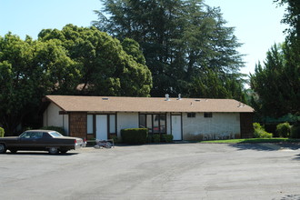 Cedar Grove Apartments in Chico, CA - Foto de edificio - Building Photo