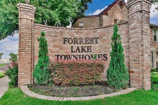 5801 Lumberdale Rd in Houston, TX - Foto de edificio - Building Photo