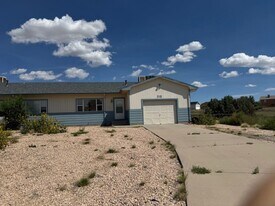 315 W Magpie Ln in Pueblo West, CO - Building Photo