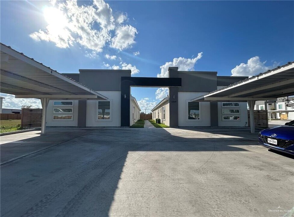 25 N 40th St in Edinburg, TX - Building Photo