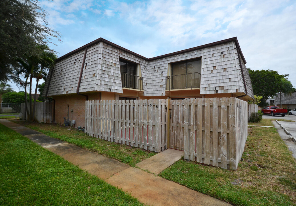 168 Lake Arbor Dr in Palm Springs, FL - Building Photo