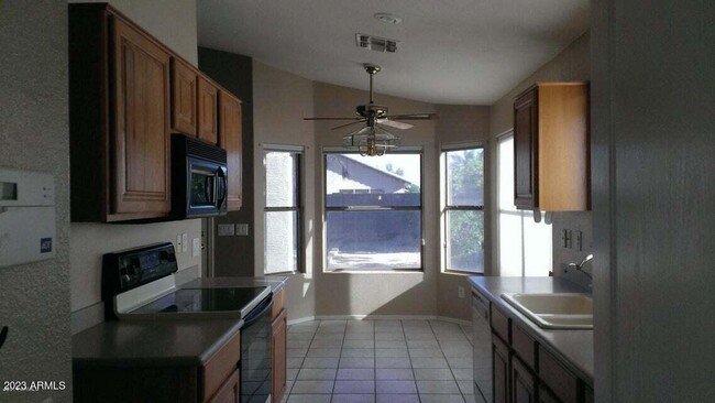 2213 E Nathan Way in Chandler, AZ - Foto de edificio - Building Photo