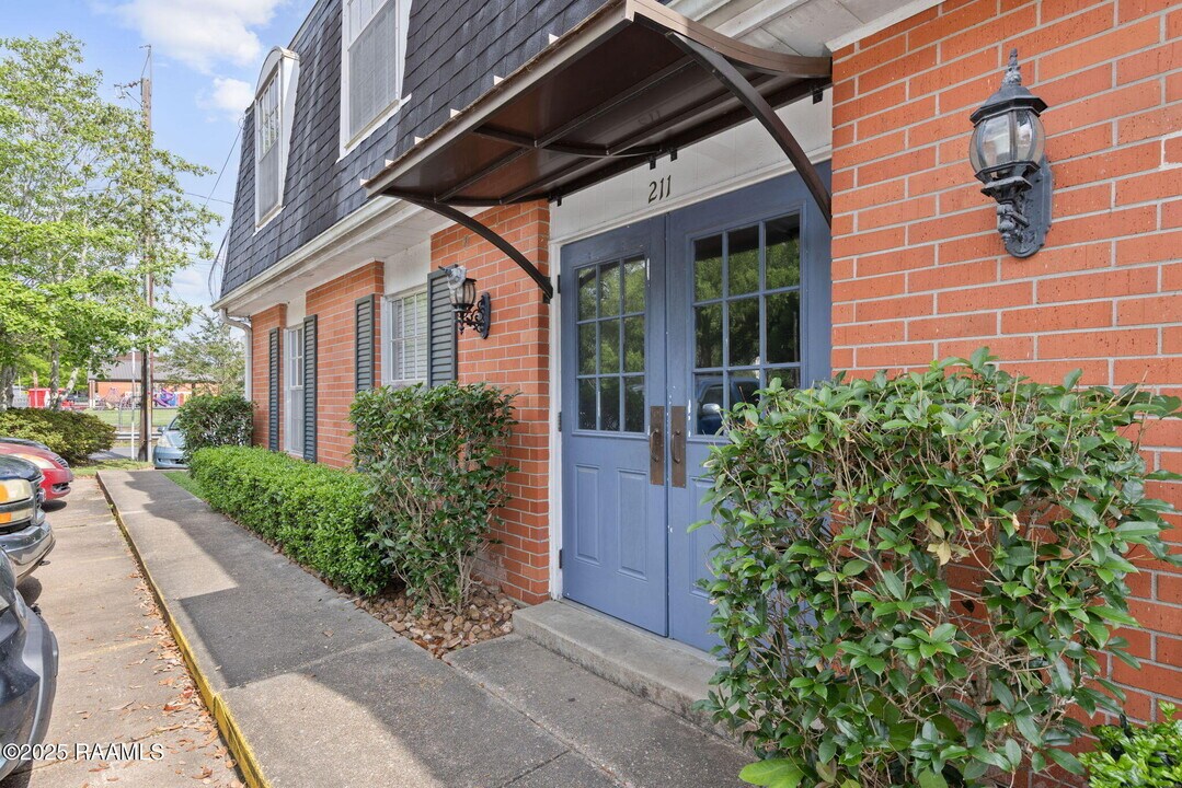 211 Versailles Blvd in Lafayette, LA - Building Photo