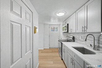 22 Treat Ave in Stamford, CT - Foto de edificio - Building Photo