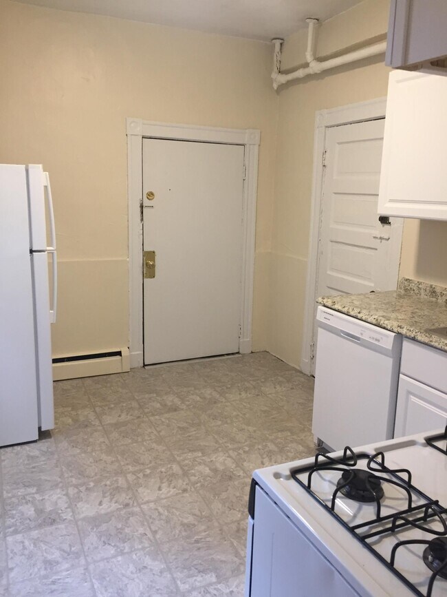 36 Orkney Rd, Unit B in Boston, MA - Foto de edificio - Building Photo