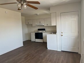 1303 E Eistetter St in Laredo, TX - Building Photo - Building Photo