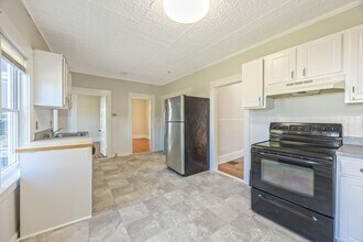 182 Narragansett Blvd in Chicopee, MA - Building Photo - Building Photo