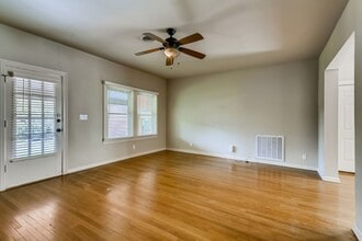 2040 W Mistletoe Ave in San Antonio, TX - Building Photo - Building Photo