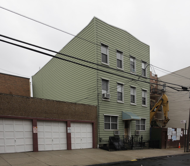186 Frost St