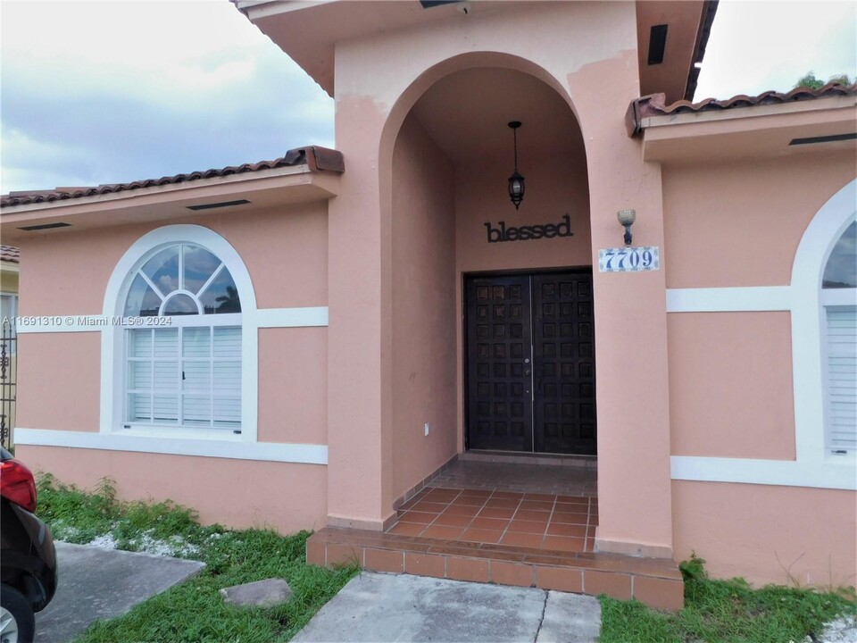 7709 W 30th Ln in Hialeah, FL - Building Photo