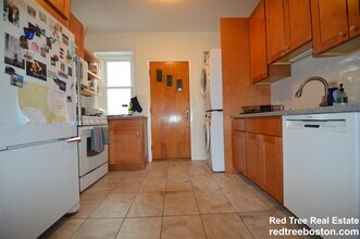 256 Aspinwall Ave, Unit 3 in Brookline, MA - Building Photo - Building Photo
