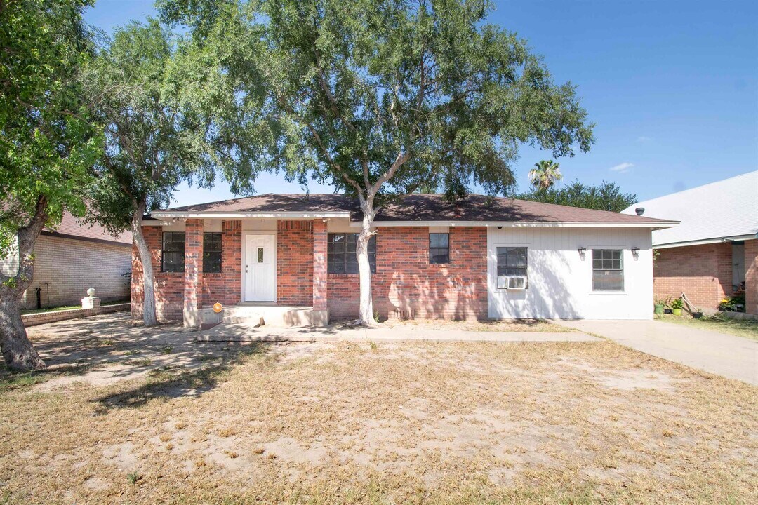 107 St Pierre Ln in Laredo, TX - Building Photo