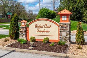 Walnut Creek Townhomes in Urbandale, IA - Building Photo - Building Photo