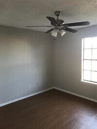 233 Vista Way photo'