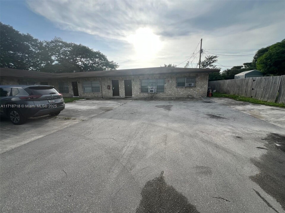 2613 NW 18th Terrace in Oakland Park, FL - Building Photo