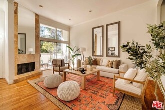 17158 Palisades Cir in Los Angeles, CA - Foto de edificio - Building Photo